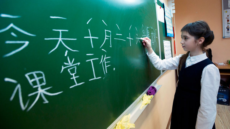 Второй иностранный язык в старших классах школы не будет обязательным, заявили в Минпросвещения