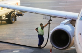 Нехватка топлива уже в мае ожидается в ряде аэропортов мира из-за войны в Иране