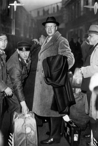 Прокофьев на вокзале в Вашингтоне