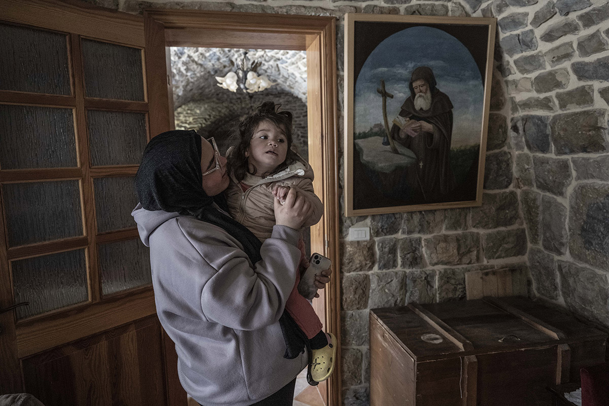 Ливанские христиане на службе в монастыре Святых Петра и Павла в Джеззине, 5 апреля 2026 года