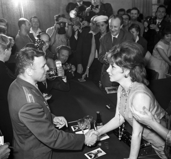 Юрий Гагарин с итальянской актрисой Джиной Лоллобриджидой