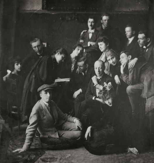 Николай Гумилев, Моисей Наппельбаум и участники «Студии поэтов» при Доме искусств, 1921 год