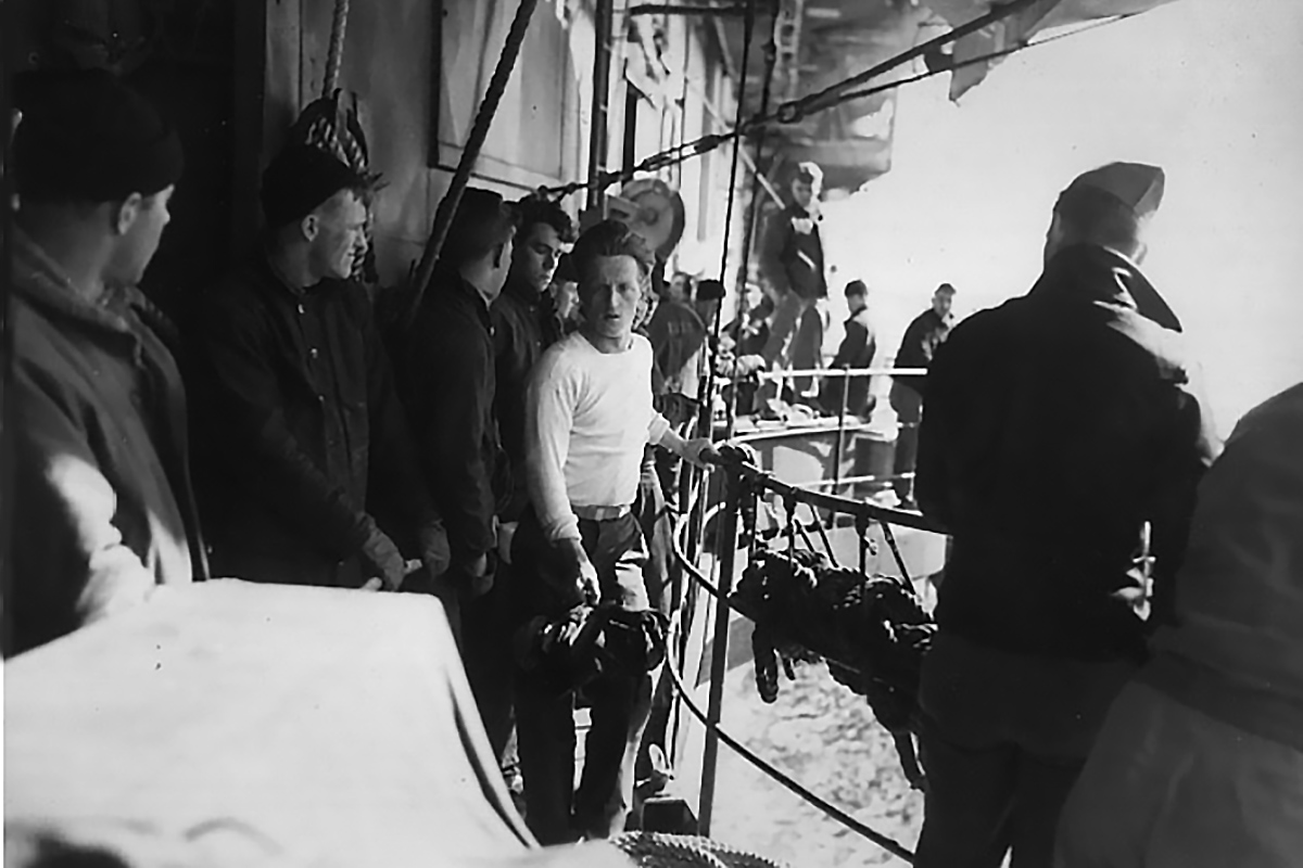 Выживший с немецкой подводной лодки U-546 поднимается на борт американского военного корабля "Боуг"