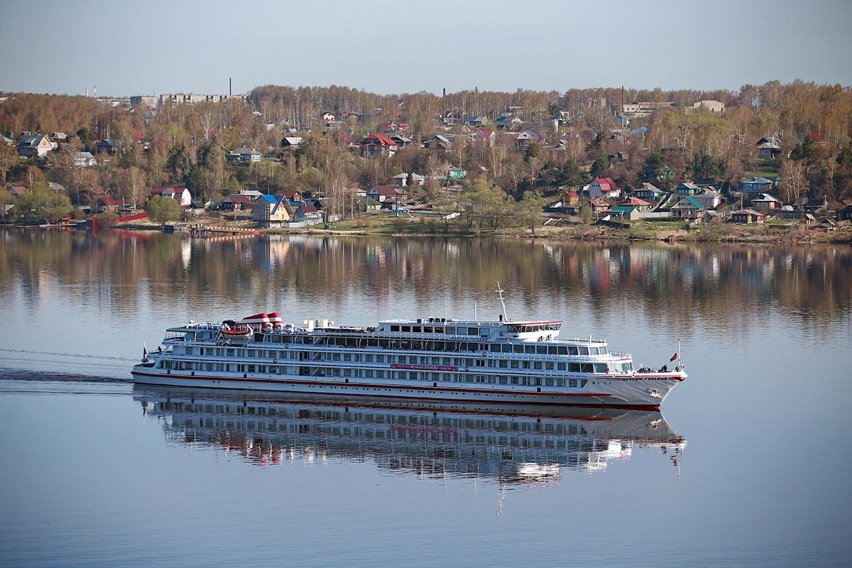 Теплоход "Максим Горький" на Волге