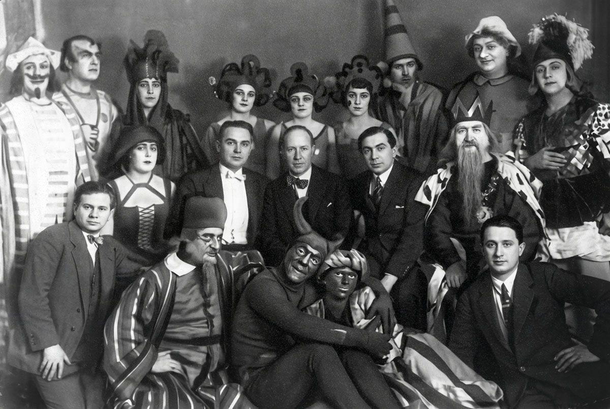 Прокофьев с актерами оперы «Любовь к трем апельсинам» в Ленинграде