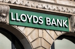 СМИ: крупный британский банк подключил ИИ-бота к совету директоров