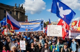 В Берлине люди вышли на демонстрацию за мир и против поставок оружия Украине и Израилю