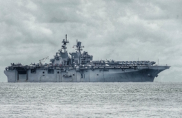 Десантный корабль США LHA7 подвергся атаке КСИР, заявили в Тегеране