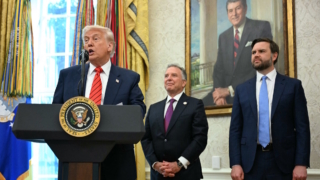 Трамп сообщил о переговорах США и Ирана с участием Вэнса и Уиткоффа