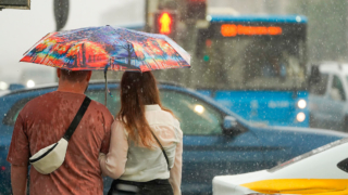 Холода отступили: погода в Москве будет теплой, но с дождями