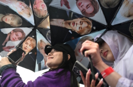 BTS в дыму под ливнем: как прошел первый концерт тура Arirang