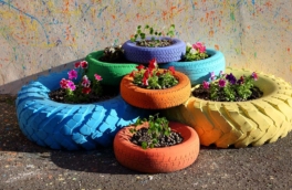 За покрышки на клумбах россиянам грозит штраф и уголовная ответственность, предупредил юрист