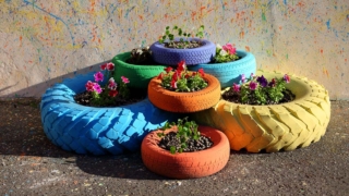 За покрышки на клумбах россиянам грозит штраф и уголовная ответственность, предупредил юрист