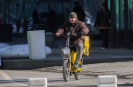 В Москве хотят запретить курьерам на электровелосипедах ездить по тротуарам