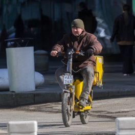 В Москве хотят запретить курьерам на электровелосипедах ездить по тротуарам