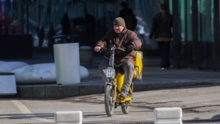 В Москве хотят запретить курьерам на электровелосипедах ездить по тротуарам