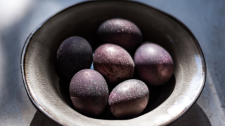 Как сделать разноцветные мерцающие яйца на Пасху: простой лайфхак, о котором многие не догадываются