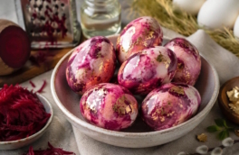 Мраморный узор и блеск: секретный способ окрашивания яиц к Пасхе свеклой и поталью за 20 минут