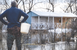 Огороды и дороги под водой: в пяти регионах России ожидаются подтопления