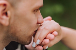 В Испании поцелуй руки без согласия признали сексуальным насилием