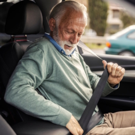 Здоровый интерес: в России ужесточили медосмотр для пожилых водителей