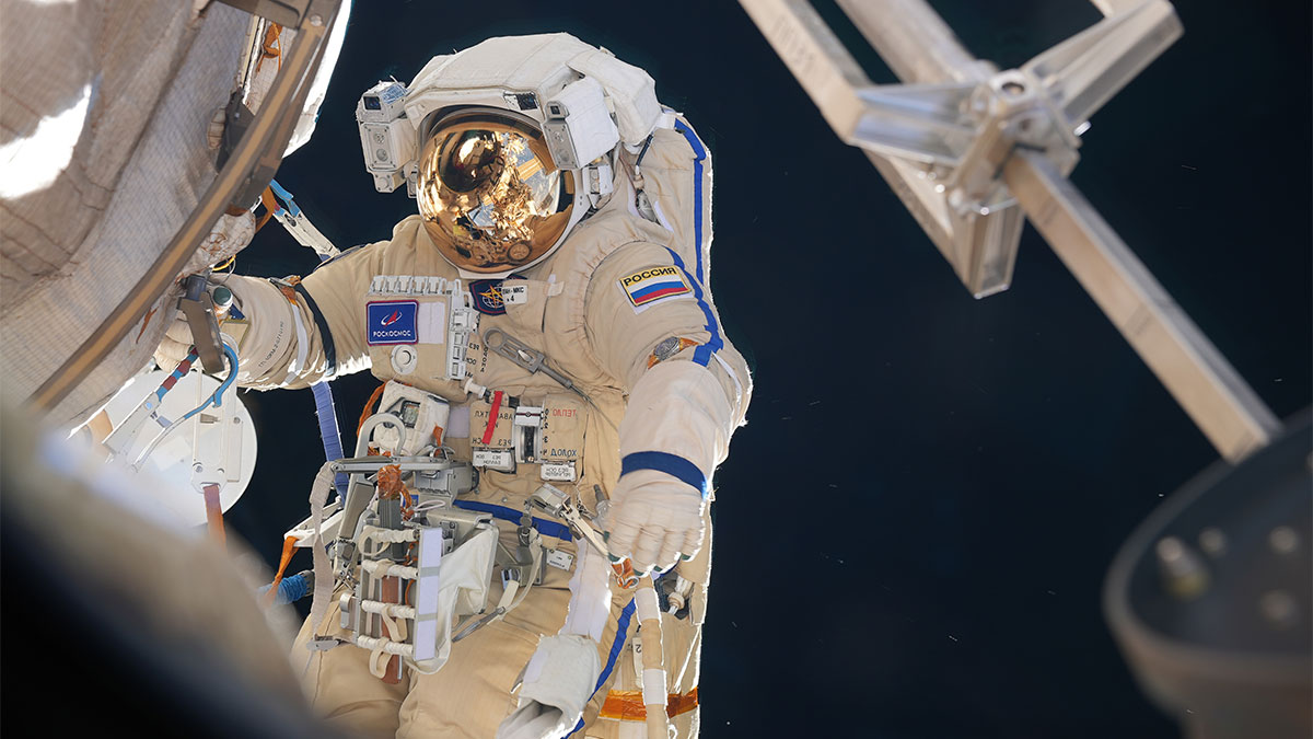 Космонавт в открытом космосе