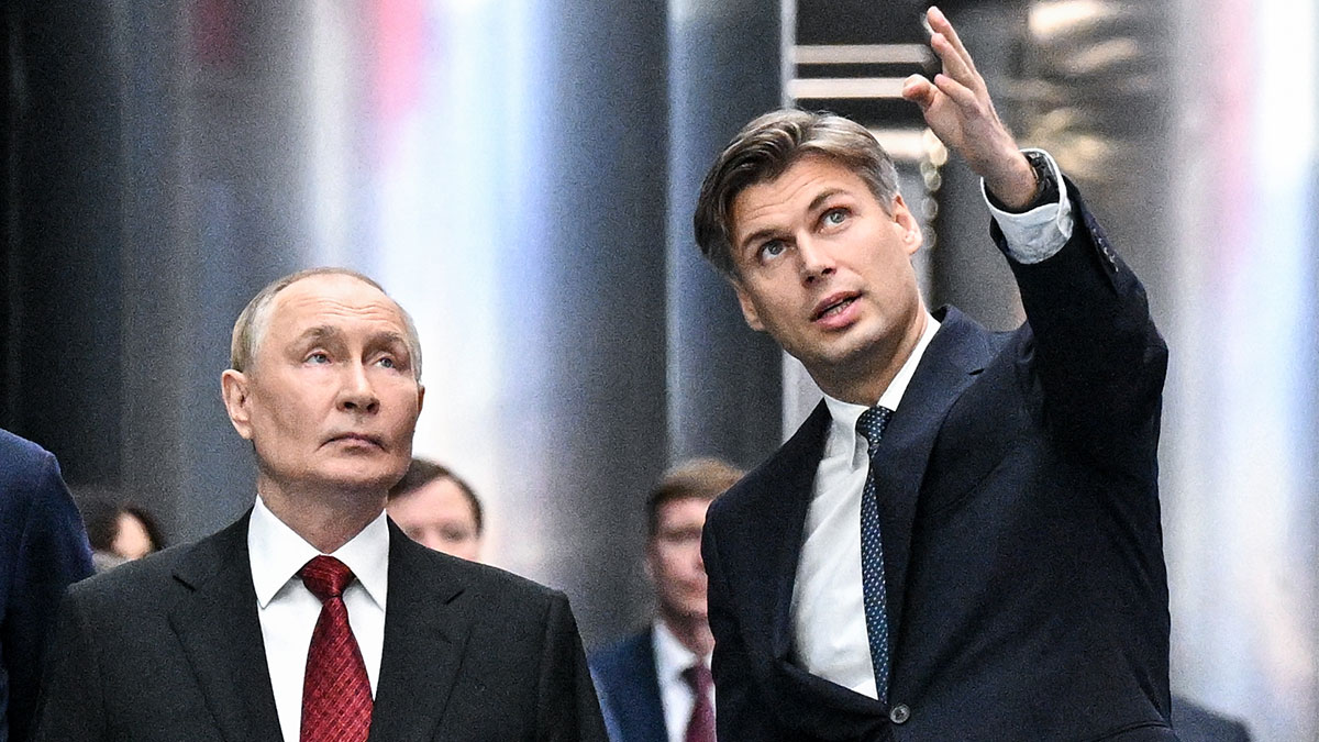 Президент РФ Владимир Путин и генеральный директор госкорпорации "Роскосмос" Дмитрий Баканов