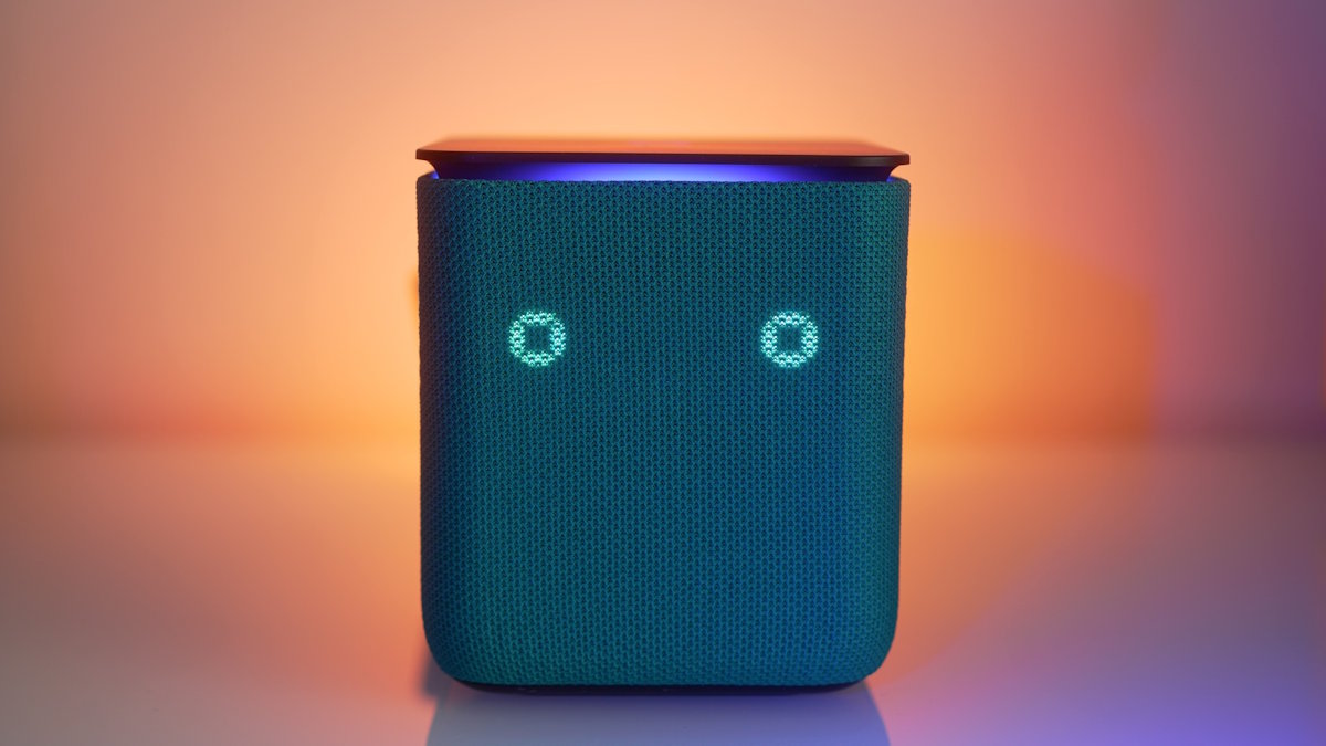 Умная колонка с ассистентом "Алисой"