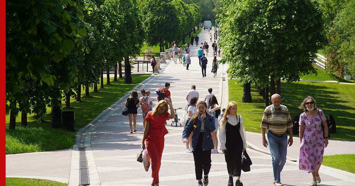 Люди в Москве летом