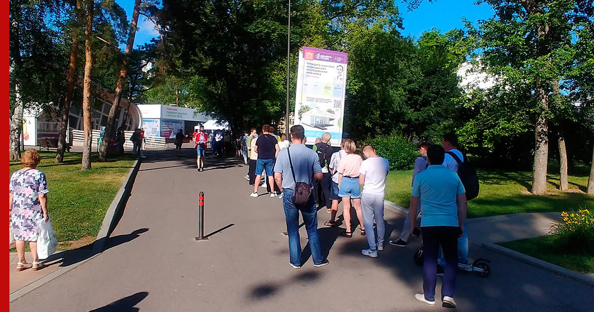 Здравоохранение москвы свао. ВДНХ очереди. Вакцинация ВДНХ. Очередь за ковиваком в Москве в Тушино.