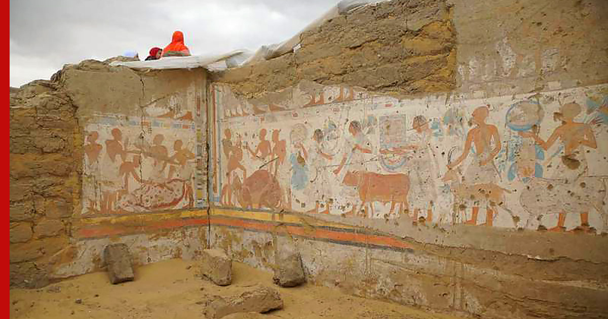 Археологи в египте